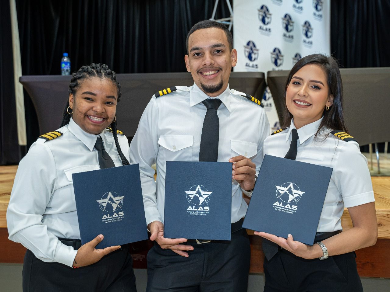 Se gradúan 40 panameños como pilotos de aviación comercial