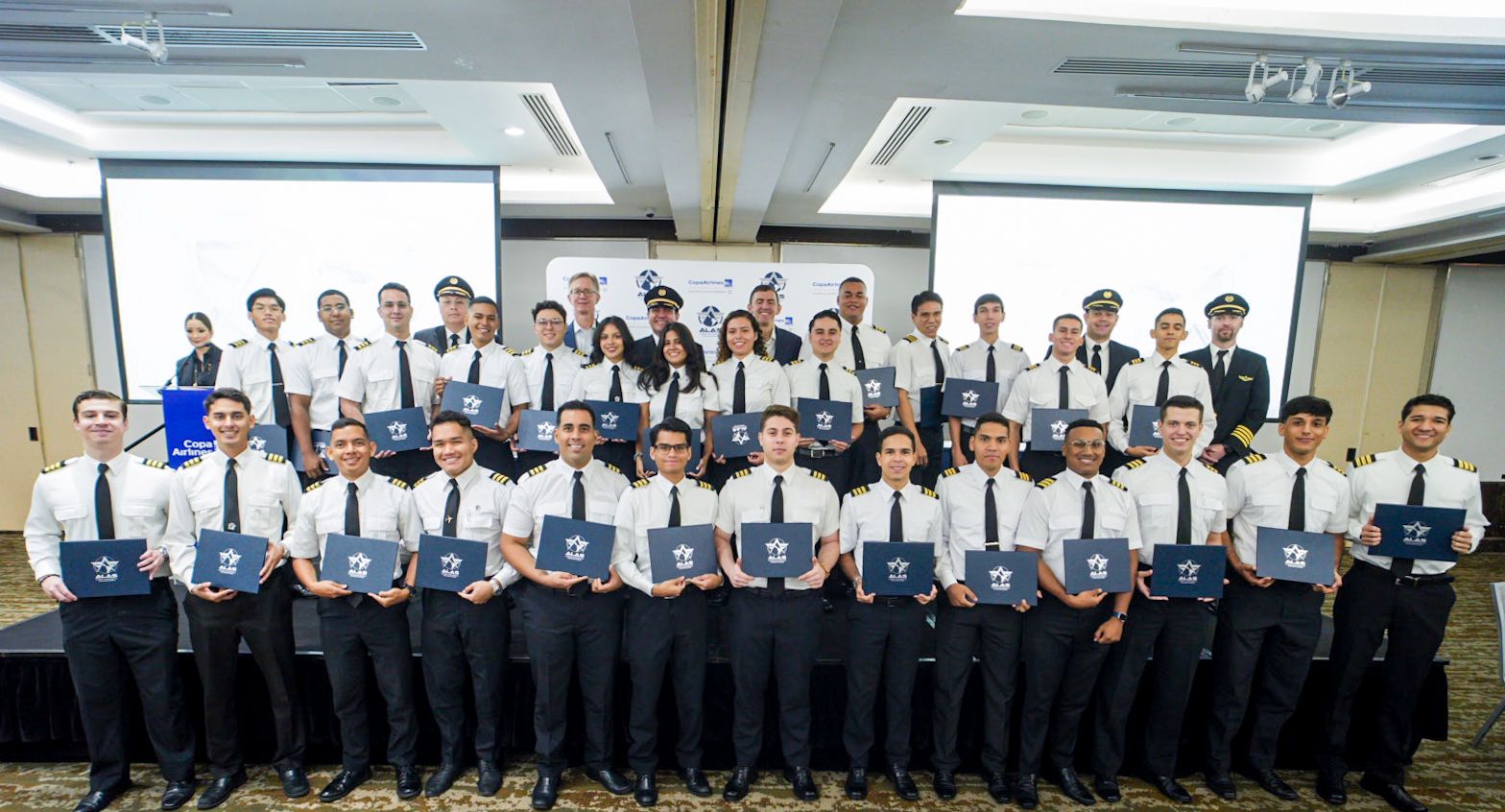 Academia de aviación gradúa a nuevos pilotos